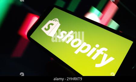 Konskie, Polen - 12. November 2024: Shopify Firmenlogo auf Mobiltelefon Stockfoto