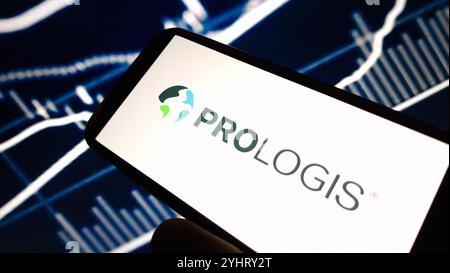 Konskie, Polen – 12. November 2024: Firmenlogo von Prologis auf dem Mobiltelefon Stockfoto