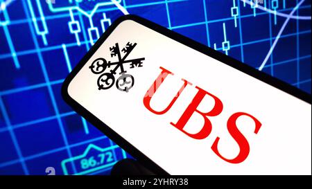 Konskie, Polen – 12. November 2024: Das Firmenlogo von UBS wird auf dem Mobiltelefon angezeigt Stockfoto