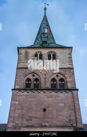 Torre de la iglesia de Santa Ana, Turckheim, Alsacia, Francia Stockfoto