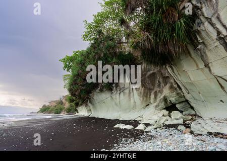 Penggajava Beach mit schwarzem Sand und grünen Kieseln auf Flores Island, Indonesien Stockfoto