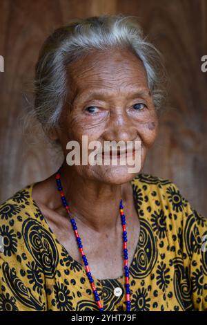 Bena Traditional Village, Flores, Indonesien - Oktober 31 2024: Porträt einer älteren Ngada-Stammesfrau. Stockfoto