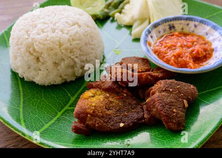 Nasi Empal Penyet indonesische frittierte Rindfleischscheiben serviert mit gedämpftem Reis und Sambal Chili Sauce Stockfoto