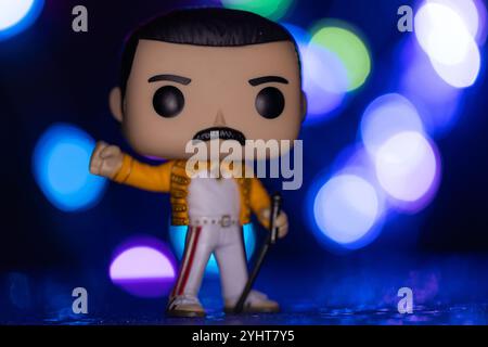 Lviv, Ukraine - 12. November 2024: London, Vereinigtes Königreich - 23. Juli 2023: Funko POPO Vinyl Figur von Freddie Mercury (Königin) Stockfoto