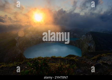 Kelimutu-Krater in Flores, Indonesien am Morgen bei Sonnenaufgang Tiwu Ko'o Fai Nuwa Muri genannt, See der jungen Männer und Mädchen Stockfoto