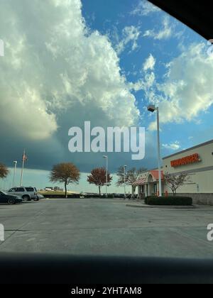 Wolkenbildung bei einem Whataburger in Arlington, Texas Stockfoto