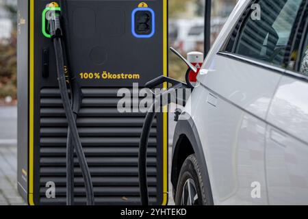 Elektroauto lädt an einer Ökostrom-Ladestation 12.11.24, Rüsselsheim: Symbolfoto, Illustrationsbild, Symbolbild, Illustrationsfoto, Alltagsszene Elektroauto lädt an einer Ökostrom-Ladestation ein Elektroauto beim Laden an einer Ladestation mit der Aufschrift 100% Ökostrom. Der Ladestecker ist mit dem Fahrzeug verbunden und zeigt den Einsatz erneuerbarer Energiequellen. . . Rüsselsheim Hessen Deutschland *** Elektroauto-Aufladung an einer Ökostrom-Ladestation 12 11 24, Rüsselsheim Symbolfoto, Illustrationsbild, Symbolbild, Illustrationsfoto, Alltagsszene Elektroauto aufladen bei A Stockfoto