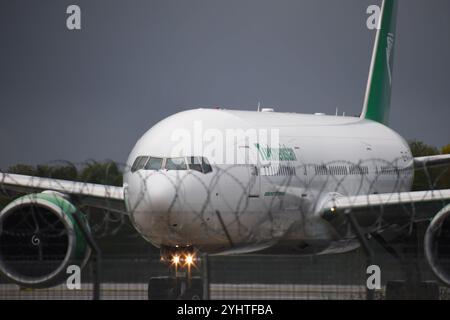 Vorne im Blick auf das Flugzeug der Turkmenistan Airlines EZ-A778 Boeing 777-200 LR kurz nach der Landung am Flughafen London Gatwick an einem grauen Herbsttag. Stockfoto