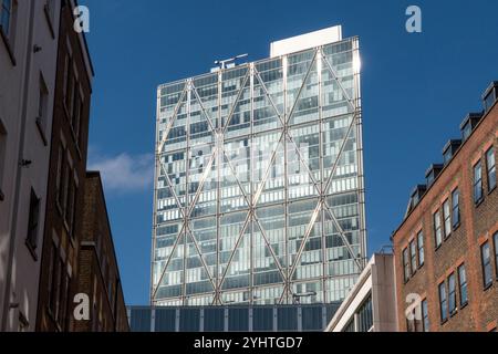 Kontrastierende Architekturstile in der City of London. Modernes Glas und Stahl im Vergleich zu altmodischen traditionellen roten Backsteingebäuden. Broadgate Tower Gebäude von Folgate Street, Spitalfields, London England, Großbritannien, 2024 2020er Jahre HOMER SYKES. Stockfoto