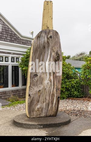 Nordamerika, USA, Washington State, Long Beach. August 2022. Holzskulptur einer pazifischen Rasiermuschel. Stockfoto