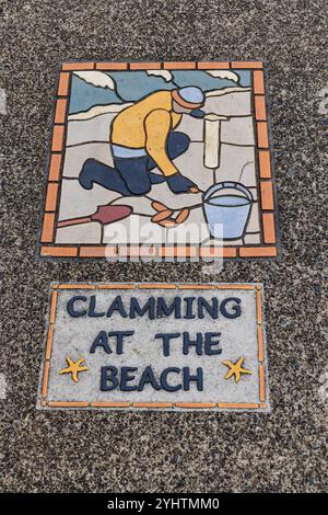 Nordamerika, USA, Washington State, Long Beach. August 2022. Mosaikkunst eines Rasiermessers auf einem Gehweg in Long Beach. Stockfoto