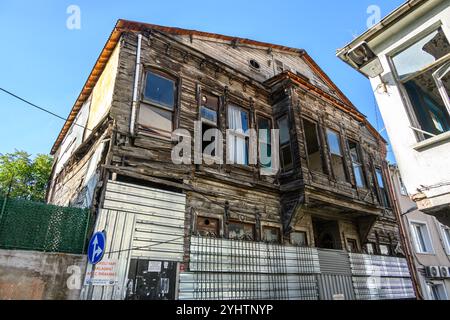 22/10/2024. Bezirk Fatih, Istanbul, Türkei. Ein alter Holzbau, der im traditionellen türkischen Stil gebaut wurde. Foto: © Simon Grosset Stockfoto