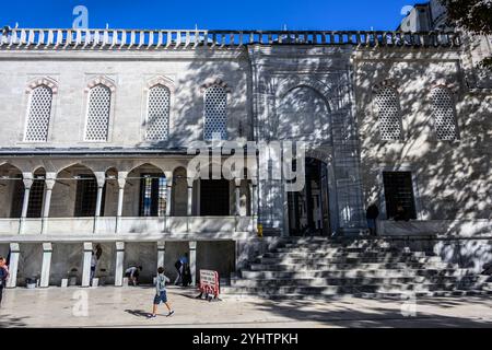 24/10/2024. Die Blaue Moschee, Istanbul, Türkei. Leute, die Wudu oder Ablution vor dem Gebet in der Moschee durchführen. Die Blaue Moschee, offiziell Sultan Ahmed Moschee (türkisch Sultan Ahmet Camii), ist eine historische Moschee aus der osmanischen Zeit in Istanbul. Sie wurde zwischen 1609 und 1617 unter der Herrschaft von Ahmed I. errichtet und ist heute noch eine funktionierende Moschee. Es zieht auch eine große Anzahl von Touristen an und ist eines der bekanntesten und beliebtesten Denkmäler der osmanischen Architektur. Die Moschee hat ein klassisches osmanisches Layout mit einer zentralen Kuppel, die von vier Halbkuppeln über dem umgeben ist Stockfoto