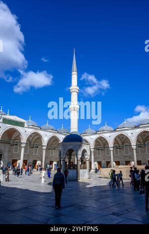 24/10/2024. Die Blaue Moschee, Istanbul, Türkei. Der Hof. Die Blaue Moschee, offiziell Sultan Ahmed Moschee (türkisch Sultan Ahmet Camii), ist eine historische Moschee aus der osmanischen Zeit in Istanbul. Sie wurde zwischen 1609 und 1617 unter der Herrschaft von Ahmed I. errichtet und ist heute noch eine funktionierende Moschee. Es zieht auch eine große Anzahl von Touristen an und ist eines der bekanntesten und beliebtesten Denkmäler der osmanischen Architektur. Die Moschee hat einen klassischen osmanischen Grundriss mit einer zentralen Kuppel, die von vier Halbkuppeln über dem Gebetssaal umgeben ist. Es hat einen großen Innenhof und Stockfoto