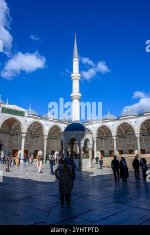 24/10/2024. Die Blaue Moschee, Istanbul, Türkei. Der Hof. Die Blaue Moschee, offiziell Sultan Ahmed Moschee (türkisch Sultan Ahmet Camii), ist eine historische Moschee aus der osmanischen Zeit in Istanbul. Sie wurde zwischen 1609 und 1617 unter der Herrschaft von Ahmed I. errichtet und ist heute noch eine funktionierende Moschee. Es zieht auch eine große Anzahl von Touristen an und ist eines der bekanntesten und beliebtesten Denkmäler der osmanischen Architektur. Die Moschee hat einen klassischen osmanischen Grundriss mit einer zentralen Kuppel, die von vier Halbkuppeln über dem Gebetssaal umgeben ist. Es hat einen großen Innenhof und Stockfoto