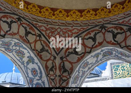 24/10/2024. Die Blaue Moschee, Istanbul, Türkei. Detail der Dekoration in der Kuppel des Brunnens im Innenhof. Die Blaue Moschee, offiziell Sultan Ahmed Moschee (türkisch Sultan Ahmet Camii), ist eine historische Moschee aus der osmanischen Zeit in Istanbul. Sie wurde zwischen 1609 und 1617 unter der Herrschaft von Ahmed I. errichtet und ist heute noch eine funktionierende Moschee. Es zieht auch eine große Anzahl von Touristen an und ist eines der bekanntesten und beliebtesten Denkmäler der osmanischen Architektur. Die Moschee hat einen klassischen osmanischen Grundriss mit einer zentralen Kuppel, die von vier Halbkuppeln umgeben ist Stockfoto