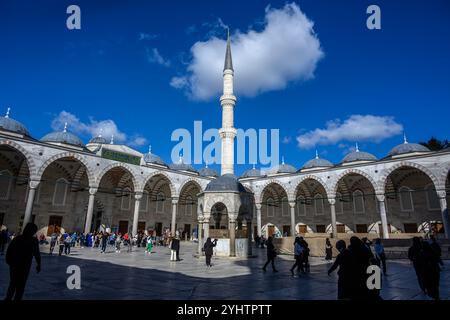 24/10/2024. Die Blaue Moschee, Istanbul, Türkei. Der Hof. Die Blaue Moschee, offiziell Sultan Ahmed Moschee (türkisch Sultan Ahmet Camii), ist eine historische Moschee aus der osmanischen Zeit in Istanbul. Sie wurde zwischen 1609 und 1617 unter der Herrschaft von Ahmed I. errichtet und ist heute noch eine funktionierende Moschee. Es zieht auch eine große Anzahl von Touristen an und ist eines der bekanntesten und beliebtesten Denkmäler der osmanischen Architektur. Die Moschee hat einen klassischen osmanischen Grundriss mit einer zentralen Kuppel, die von vier Halbkuppeln über dem Gebetssaal umgeben ist. Es hat einen großen Innenhof und Stockfoto