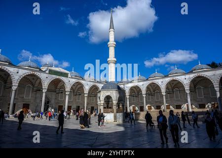 24/10/2024. Die Blaue Moschee, Istanbul, Türkei. Der Hof. Die Blaue Moschee, offiziell Sultan Ahmed Moschee (türkisch Sultan Ahmet Camii), ist eine historische Moschee aus der osmanischen Zeit in Istanbul. Sie wurde zwischen 1609 und 1617 unter der Herrschaft von Ahmed I. errichtet und ist heute noch eine funktionierende Moschee. Es zieht auch eine große Anzahl von Touristen an und ist eines der bekanntesten und beliebtesten Denkmäler der osmanischen Architektur. Die Moschee hat einen klassischen osmanischen Grundriss mit einer zentralen Kuppel, die von vier Halbkuppeln über dem Gebetssaal umgeben ist. Es hat einen großen Innenhof und Stockfoto