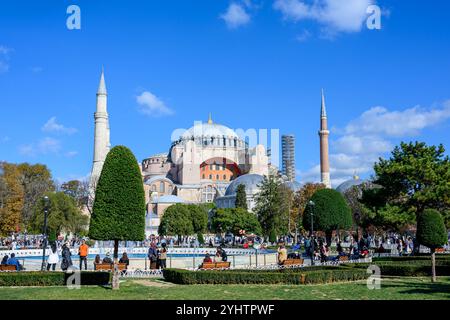 24/10/2024. Istanbul, Türkei. Die Hagia Sophia Grand Moschee ist eine Moschee und ehemalige Kirche, die als bedeutender kultureller und historischer Ort in Istanbul, Türkei, dient. Sie wurde 537 n. Chr. fertiggestellt. Das Gelände war von 360 bis 1453 eine griechisch-orthodoxe Kirche, mit Ausnahme einer kurzen Zeit als lateinkatholische Kirche zwischen dem Vierten Kreuzzug und 1261. Nach dem Fall von Konstantinopel 1453 diente sie als Moschee bis 1935, als sie ein Museum wurde. Im Jahr 2020 wurde das Gelände wieder eine Moschee. Foto: © Simon Grosset Stockfoto