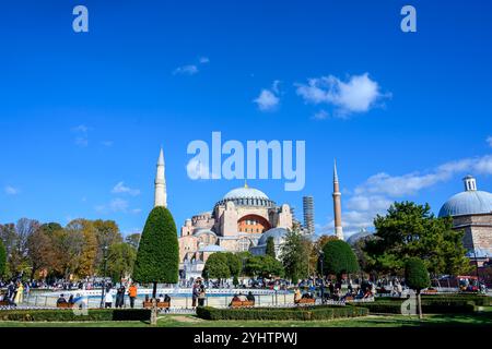 24/10/2024. Istanbul, Türkei. Die Hagia Sophia Grand Moschee ist eine Moschee und ehemalige Kirche, die als bedeutender kultureller und historischer Ort in Istanbul, Türkei, dient. Sie wurde 537 n. Chr. fertiggestellt. Das Gelände war von 360 bis 1453 eine griechisch-orthodoxe Kirche, mit Ausnahme einer kurzen Zeit als lateinkatholische Kirche zwischen dem Vierten Kreuzzug und 1261. Nach dem Fall von Konstantinopel 1453 diente sie als Moschee bis 1935, als sie ein Museum wurde. Im Jahr 2020 wurde das Gelände wieder eine Moschee. Foto: © Simon Grosset Stockfoto
