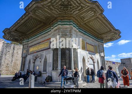 24/10/2024. Istanbul, Türkei. Der Brunnen von Sultan Ahmed III. Auf dem großen Platz vor dem Kaisertor des Topkapı-Palastes in Istanbul, Türkei. Sie wurde 1728 unter dem osmanischen Sultan Ahmed III. Im Stil der Tulpenzeit erbaut. Es war ein soziales Zentrum und Versammlungsort während der osmanischen Zeit Konstantinopels. Foto: © Simon Grosset Stockfoto