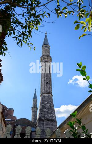 24/10/2024. Istanbul, Türkei. Zwei der Minarette der Hagia Sophia Grand Moschee, einer Moschee und einer ehemaligen Kirche, die als bedeutender kultureller und historischer Ort in Istanbul, Türkei, dient. Sie wurde 537 n. Chr. fertiggestellt. Das Gelände war von 360 bis 1453 eine griechisch-orthodoxe Kirche, mit Ausnahme einer kurzen Zeit als lateinkatholische Kirche zwischen dem Vierten Kreuzzug und 1261. Nach dem Fall von Konstantinopel 1453 diente sie als Moschee bis 1935, als sie ein Museum wurde. Im Jahr 2020 wurde das Gelände wieder eine Moschee. Foto: © Simon Grosset Stockfoto