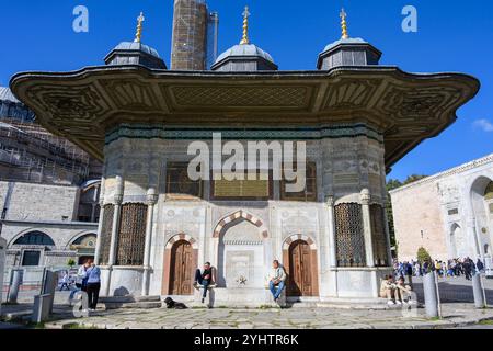 24/10/2024. Istanbul, Türkei. Der Brunnen von Sultan Ahmed III. Auf dem großen Platz vor dem Kaisertor des Palastes Topkapı (Hintergrund rechts). Sie wurde 1728 unter dem osmanischen Sultan Ahmed III. Im Stil der Tulpenzeit erbaut. Es war ein soziales Zentrum und Versammlungsort während der osmanischen Zeit Konstantinopels. Foto: © Simon Grosset Stockfoto