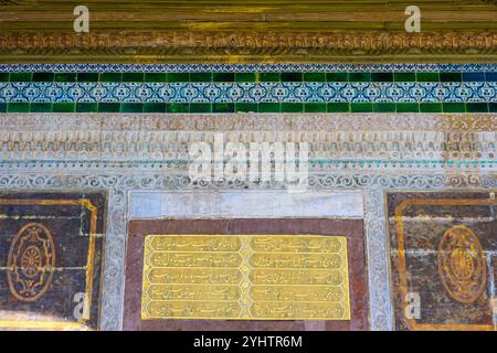 24/10/2024. Istanbul, Türkei. Detail der Dekoration auf dem Brunnen von Sultan Ahmed III. Auf dem großen Platz vor dem Kaisertor des Topkapı-Palastes in Istanbul, Türkei. Sie wurde 1728 unter dem osmanischen Sultan Ahmed III. Im Stil der Tulpenzeit erbaut. Es war ein soziales Zentrum und Versammlungsort während der osmanischen Zeit Konstantinopels. Foto: © Simon Grosset Stockfoto