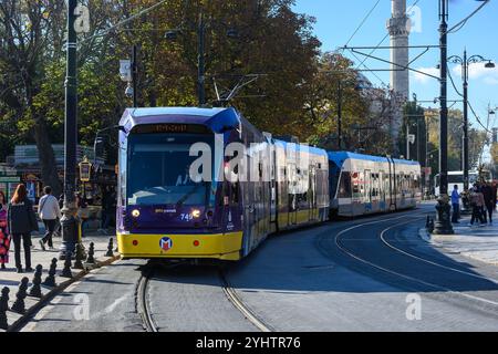 24/10/2024. Fatih, Istanbul, Türkei. Eine Straßenbahn Alstom Citadis 304 auf der T1-Strecke. Die moderne Straßenbahnlinie T1 wurde 1992 in Istanbul eingeführt und wurde bald populär. Die Straßenbahnlinien T1 wurden seitdem schrittweise verlängert, die letzte Verlängerung fand 2011 statt. Foto: © Simon Grosset Stockfoto