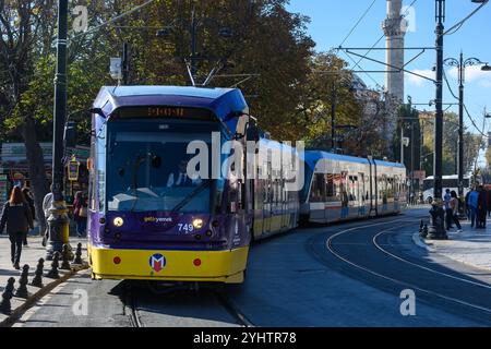 24/10/2024. Fatih, Istanbul, Türkei. Eine Straßenbahn Alstom Citadis 304 auf der T1-Strecke. Die moderne Straßenbahnlinie T1 wurde 1992 in Istanbul eingeführt und wurde bald populär. Die Straßenbahnlinien T1 wurden seitdem schrittweise verlängert, die letzte Verlängerung fand 2011 statt. Foto: © Simon Grosset Stockfoto