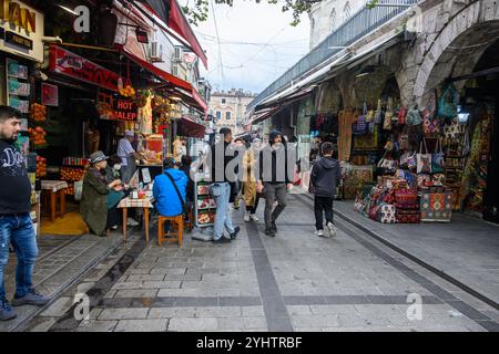 25/10/2024. Fatih, Istanbul, Türkei. Eine überfüllte Straße in der Nähe der Nuruosmaniye-Moschee. Foto: © Simon Grosset Stockfoto