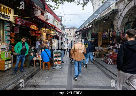 25/10/2024. Fatih, Istanbul, Türkei. Eine überfüllte Straße in der Nähe der Nuruosmaniye-Moschee. Foto: © Simon Grosset Stockfoto