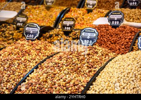 25/10/2024. Fatih, Istanbul, Türkei. Eine Auswahl an Nüssen zum Verkauf außerhalb des ägyptischen Basars. Foto: © Simon Grosset Stockfoto