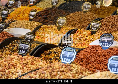 25/10/2024. Fatih, Istanbul, Türkei. Eine Auswahl an Nüssen zum Verkauf außerhalb des ägyptischen Basars. Foto: © Simon Grosset Stockfoto