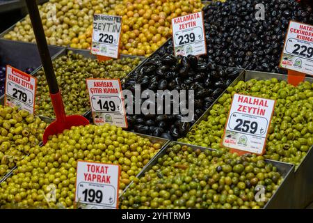 25/10/2024. Fatih, Istanbul, Türkei. Eine Auswahl an Oliven zum Verkauf außerhalb des ägyptischen Basars. Foto: © Simon Grosset Stockfoto