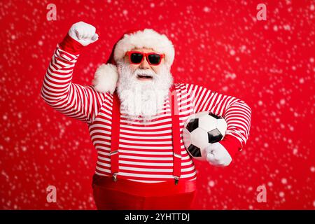 Portrait von seinem er schön gut aussehend fröhlich froh Fett Übergewicht Santa Großvater spielen Spiel Fußball mit Spaß isoliert über hell Leuchtender Glanz Stockfoto