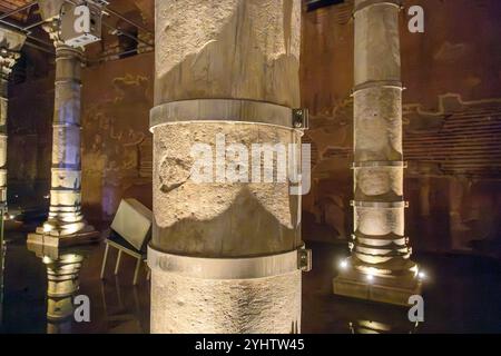 26/10/2024. Istanbul, Türkei. Die Zisterne von Theodosius oder Theodosius-Zisterne oder Şerefiye Sarnıcı. Es ist eine von vielen alten Zisternen von Konstantinopel, die unter der Stadt liegen. Sie wurde von Kaiser Theodosius II. (R. 402–450) zwischen 428 und 443 erbaut, um Wasser aus dem Aquädukt Valens zu speichern. Der Zisternenbereich ist etwa 20 x 40 m (66 x 131 ft) groß, und das Dach mit 45 Segelgewölben wird von 32 Marmorsäulen mit einer Höhe von etwa 11 m (36 ft) gestützt. Lokal wird sie nach der Nachbarschaft, in der sie liegt, Şerefiye Zisterne genannt. Es ist nun für die Öffentlichkeit zugänglich und bietet ein erstaunliches Licht und einen fantastischen Klang Stockfoto