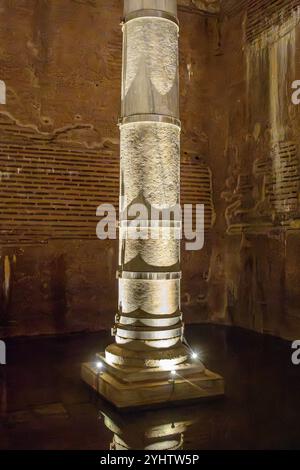26/10/2024. Istanbul, Türkei. Die Zisterne von Theodosius oder Theodosius-Zisterne oder Şerefiye Sarnıcı. Es ist eine von vielen alten Zisternen von Konstantinopel, die unter der Stadt liegen. Sie wurde von Kaiser Theodosius II. (R. 402–450) zwischen 428 und 443 erbaut, um Wasser aus dem Aquädukt Valens zu speichern. Der Zisternenbereich ist etwa 20 x 40 m (66 x 131 ft) groß, und das Dach mit 45 Segelgewölben wird von 32 Marmorsäulen mit einer Höhe von etwa 11 m (36 ft) gestützt. Lokal wird sie nach der Nachbarschaft, in der sie liegt, Şerefiye Zisterne genannt. Es ist nun für die Öffentlichkeit zugänglich und bietet ein erstaunliches Licht und einen fantastischen Klang Stockfoto