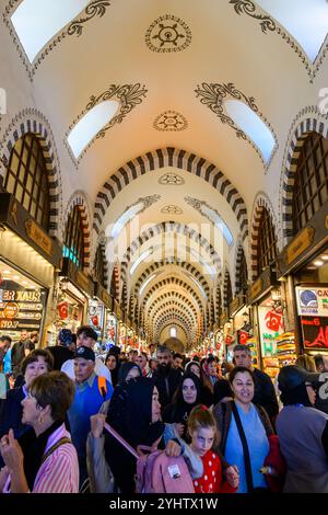27/10/2024. Istanbul, Türkei. Der Gewürzbasar (türkisch Mısır Çarşısı, was „ägyptischer Basar“ bedeutet) ist einer der größten Basare der Stadt. Es liegt im Viertel Eminönü des Viertels Fatih und ist der berühmteste überdachte Einkaufskomplex nach dem Großen Basar. Der Spice Bazaar verfügt über insgesamt 85 Geschäfte, in denen Gewürze, türkische Delikatessen und andere Süßigkeiten, Schmuck, Souvenirs sowie getrocknete Früchte und Nüsse verkauft werden. Foto: © Simon Grosset Stockfoto