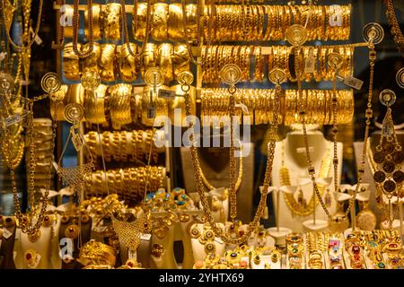 27/10/2024. Istanbul, Türkei. Goldschmuck zum Verkauf auf dem Gewürzbasar (türkisch Mısır Çarşısı, was „ägyptischer Basar“ bedeutet) ist einer der größten Basare der Stadt. Es liegt im Viertel Eminönü des Viertels Fatih und ist der berühmteste überdachte Einkaufskomplex nach dem Großen Basar. Der Spice Bazaar verfügt über insgesamt 85 Geschäfte, in denen Gewürze, türkische Delikatessen und andere Süßigkeiten, Schmuck, Souvenirs sowie getrocknete Früchte und Nüsse verkauft werden. Foto: © Simon Grosset Stockfoto