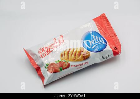 Kiew, Ukraine - 20. Oktober 2022: Studio-Shooting von Delly Erdbeere Füllung Strudel Paket Nahaufnahme vor weißem Hintergrund. Stockfoto