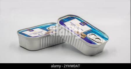 Kiew, Ukraine - 31. Dezember 2022: Studio-Shooting von Dose Metro Chef natürliche Kabeljau Leber Großaufnahme auf weißem Hintergrund. Stockfoto