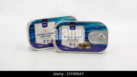 Kiew, Ukraine - 31. Dezember 2022: Studio-Shooting von Dose Metro Chef natürliche Kabeljau Leber Großaufnahme auf weißem Hintergrund. Stockfoto