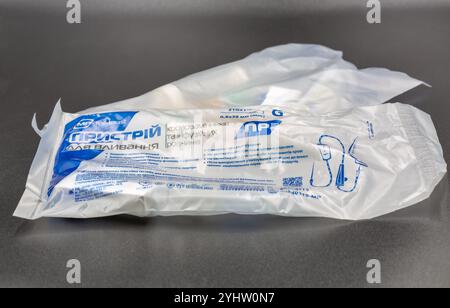 Kiew, Ukraine - 04. August 2024: MedPlast-Gerät zur Infusion von Blutersatzmitteln und Infusionslösungen Packungsbeispiel auf Schwarz. Stockfoto