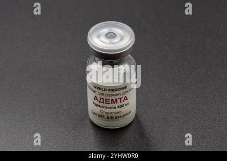 Kiew, Ukraine - 04. August 2024: Weltmedizin Ademta Ademetionine Flasche Großaufnahme auf schwarz. Stockfoto