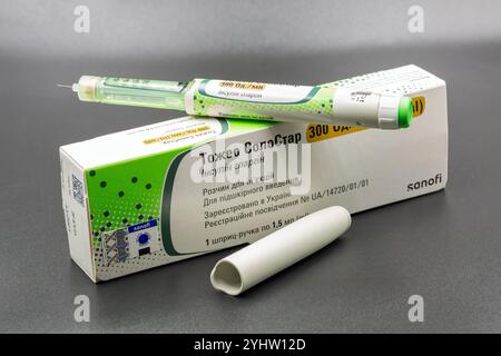 Kiew, Ukraine - 04. August 2024: Studio-Shooting von Sanofi Toujeo SoloStar Insulin glargin U-300 Pen-Injektionspaket Nahaufnahme auf schwarz. Stockfoto