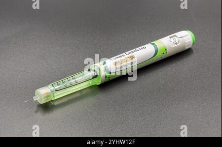 Kiew, Ukraine - 04. August 2024: Studio-Shooting von Sanofi Toujeo SoloStar Insulin glargin U-300 Pen-Injektion Closeup auf schwarz. Stockfoto