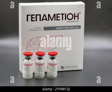 Kiew, Ukraine - 4. August 2024: Studio-Shooting von Arterium Hepametion Ademetionine Box und Kolben Nahaufnahme auf schwarz. Stockfoto