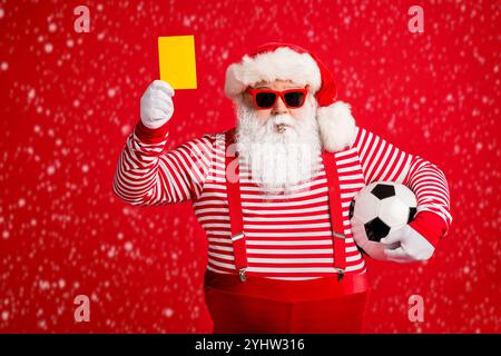 Portrait von seinem schönen schönen bärtigen Fett übergewichtigen Weihnachtsmann Großvater spielt Fußball zeigt gelbe Karte Pfeifen isoliert über hell Lebhaft Stockfoto