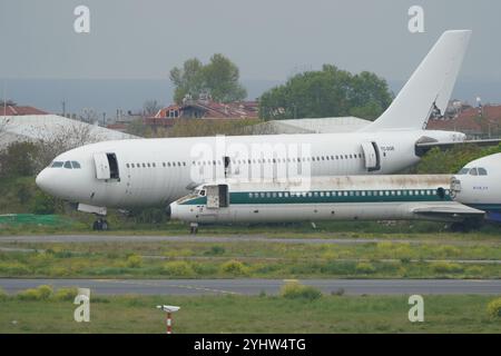 ISTANBUL, TURKIYE - 29. APRIL 2023: Verlassene Flugzeuge am Flughafen Atatürk Stockfoto